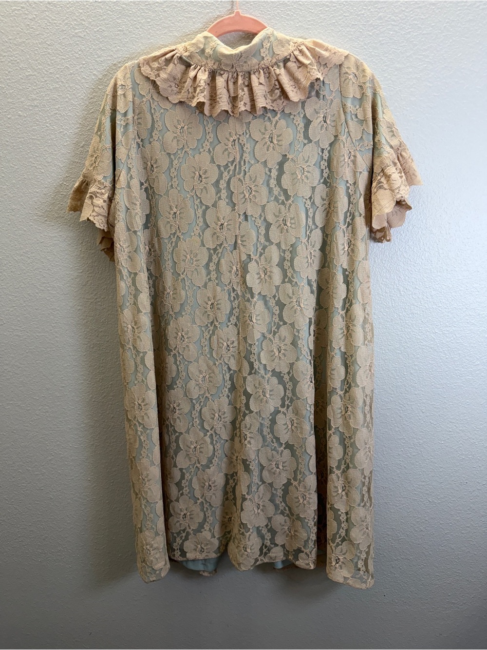 Vintage-Inspired Lace Robe in Beige with Mint Lining - Picture 6 of 7